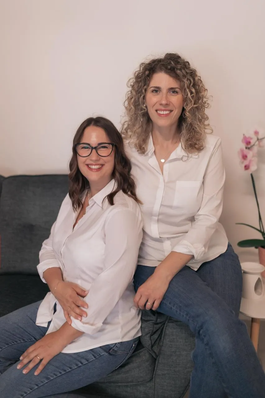 Le dott.sse Anna Laura Ponchio e Federica Infantino sedute insieme nello Studio Crisalide
